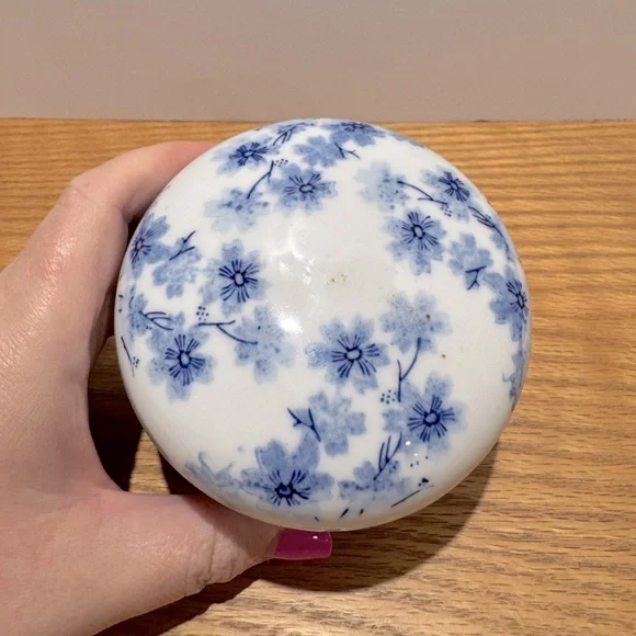 Vintage Blue Floral Ceramic trinket box with lid - Picture 1 of 7